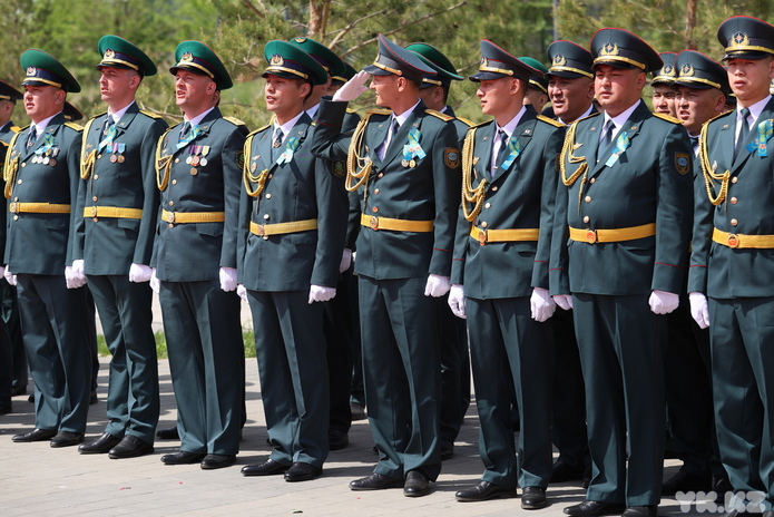 В Усть-Каменогорске к памятнику Первого министра обороны возложили цветы